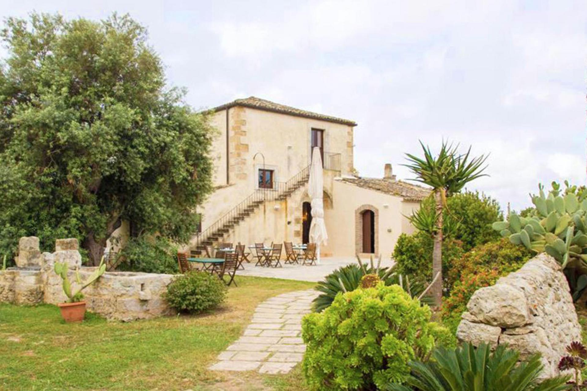 Cosy agriturismo in Sicily with restaurant