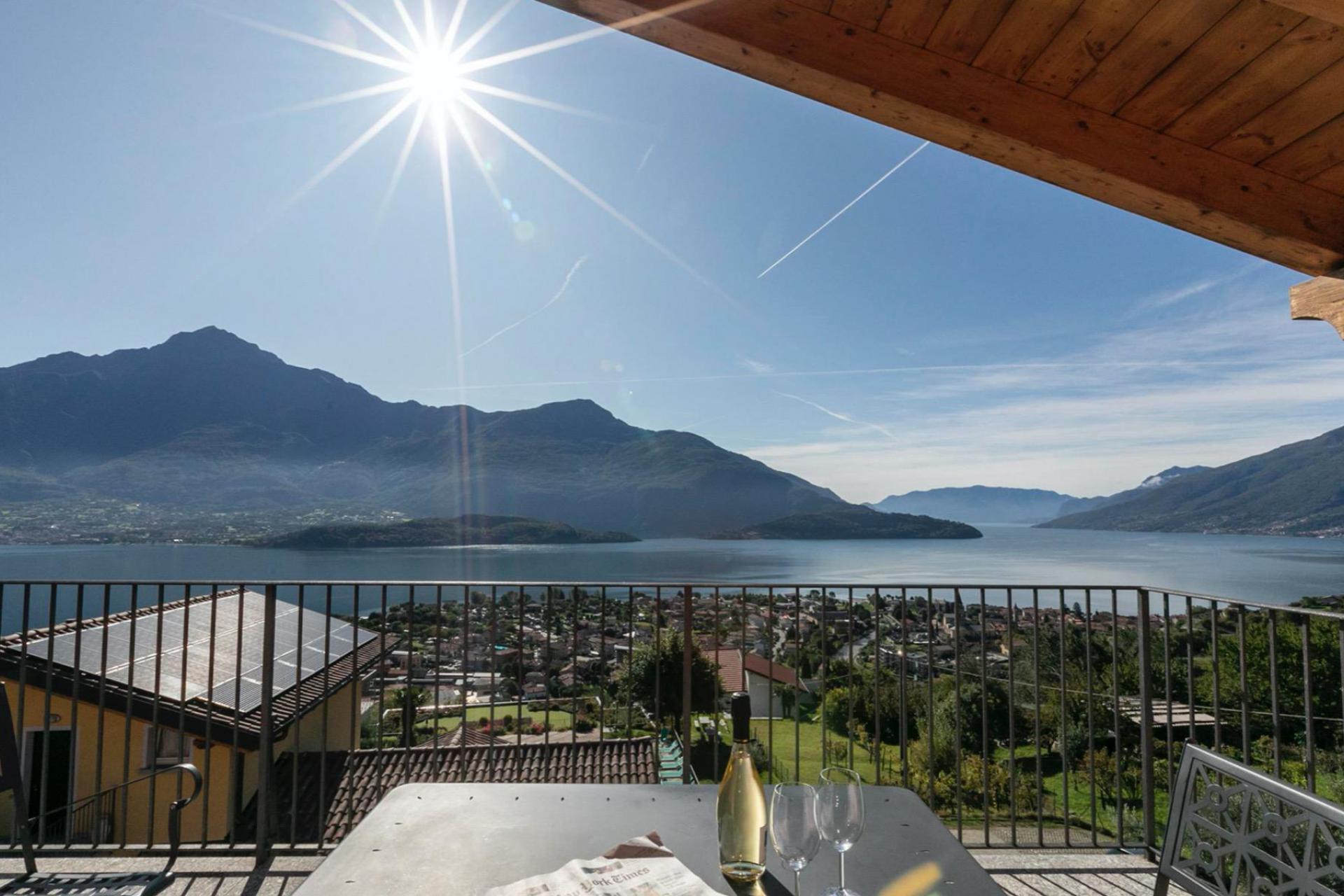 Residence near lively village on Lake Como