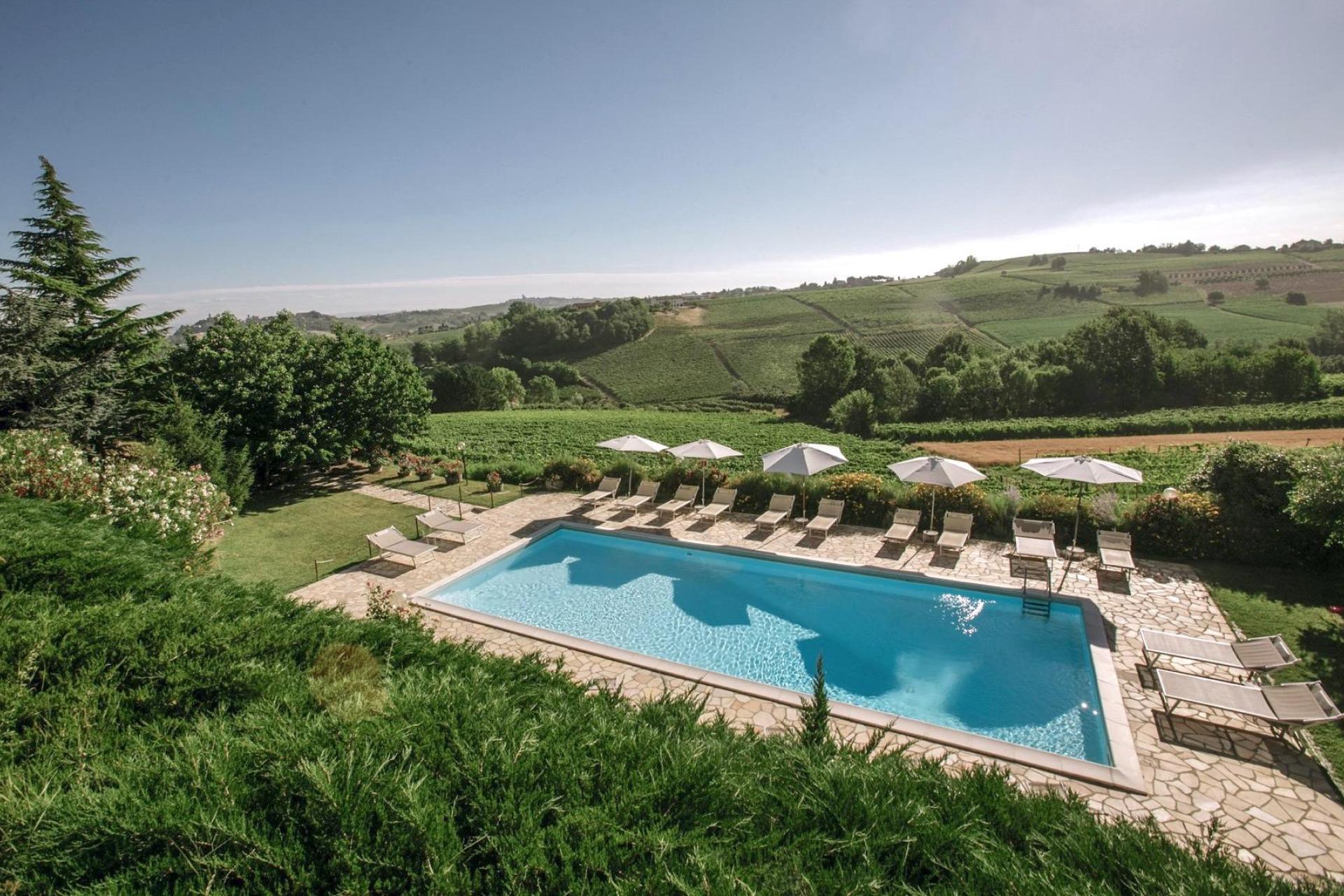 Panoramic B&B surrounded by vineyards